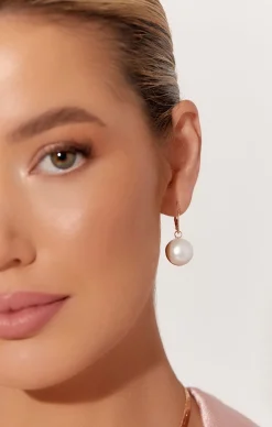 CALI FAUX PEARL METAL BALL EARRING IN GOLD