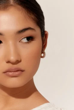 QUINCY PEARL MINI HOOPS IN GOLD